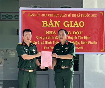 Ban CHQS thị xã Phước Long bàn giao nhà đồng đội