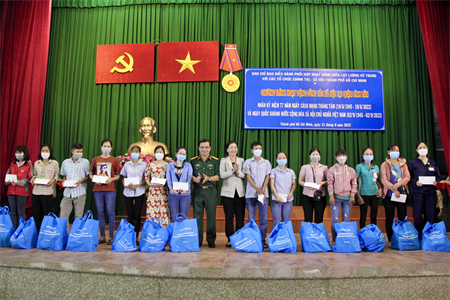 LLVT TPHCM phối hợp chăm lo gia đình chính sách, người lao động