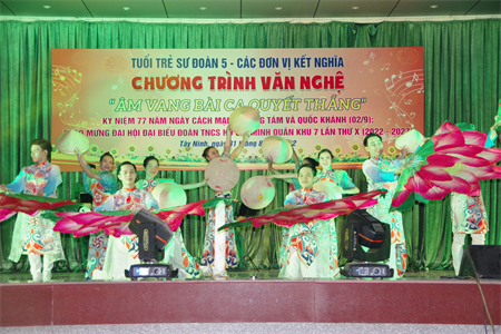 Sư đoàn 5 giao lưu văn nghệ chào mừng 77 năm Cách mạng tháng Tám và Quốc khánh 2-9