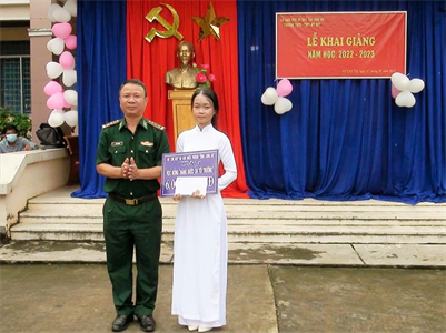 Bộ đội Biên phòng tỉnh Long An trao học bổng “Nâng bước em đến trường”