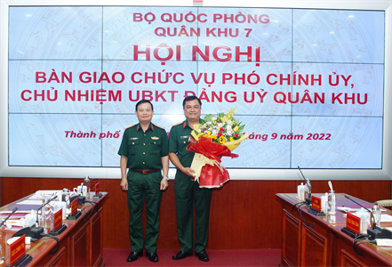 Hội nghị bàn giao chức vụ Phó Chính ủy, Chủ nhiệm Ủy ban kiểm tra Đảng ủy Quân khu 7