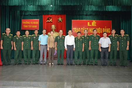 Trao Huy hiệu 30 năm tuổi Đảng cho đồng chí Chính ủy Bộ CHQS tỉnh Tây Ninh