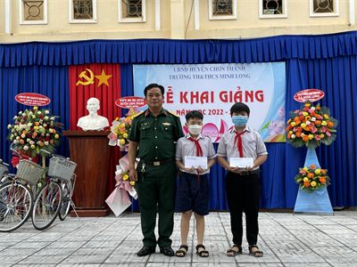 Ban CHQS huyện Chơn Thành tặng 20 xuất học bổng cho học sinh nghèo nhân dịp khai giảng năm học mới