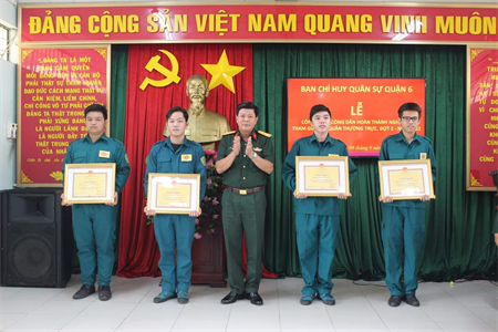 Ban CHQS Quận 6 trao quyết định công nhận công dân hoàn thành nghĩa vụ dân quân thường trực đợt 2 năm 2022