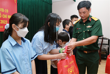 Cục Chính trị Quân khu 7 trao quà trung thu cho trẻ em mồ côi quận Bình Tân