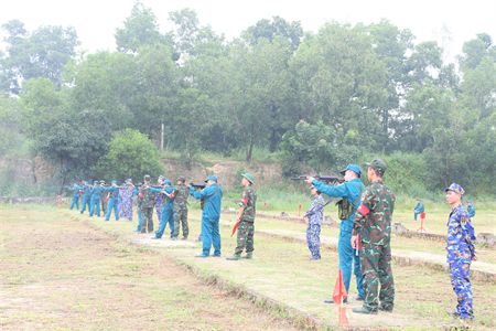 Hải đoàn tự vệ Tổng công ty Tân Cảng Sài Gòn kiểm tra bắn đạn thật