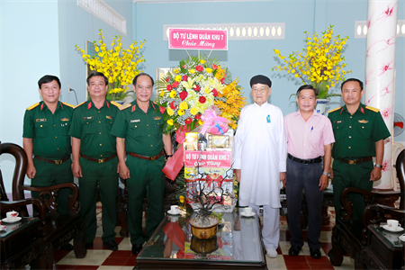 Quân khu 7 chúc mừng Hội thánh Cao Đài Tòa thánh Tây Ninh nhân dịp Hội Yến Diêu Trì Cung