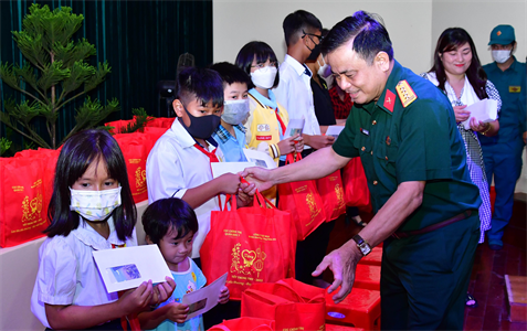 Cục Chính trị Quân khu 7 trao quà Tết Trung thu cho trẻ em mồ côi tại Quận 8 và Quận 4