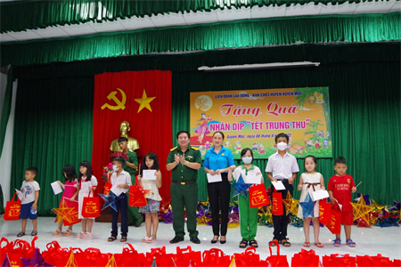 Ban CHQS huyện Xuyên Mộc tặng quà “Tết Trung thu”