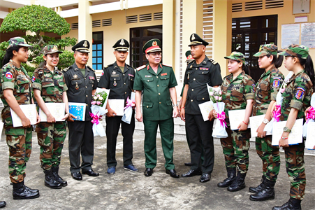 Quân khu 7 bế mạc tập huấn nghiệp vụ Đặc công cho Sĩ quan, HSQ-BS Quân đội Hoàng gia Campuchia