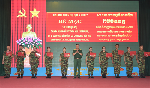 Trường Quân sự Quân khu 7 bế mạc Lớp tập huấn chuyên ngành Chỉ huy Tham mưu cho Sĩ quan, Hạ sĩ Quân đội Hoàng gia Campuchia