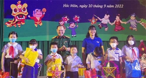 Trung thu nghĩa tình trên quê hương “18 thôn vườn trầu”