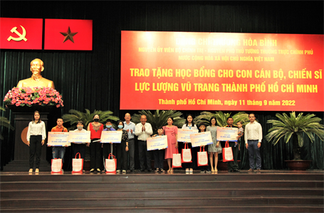 Trao học bổng trị giá 2 tỷ đồng tặng con cán bộ, chiến sĩ LLVT TPHCM