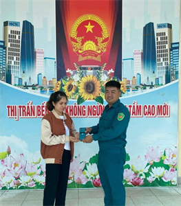 Chiến sĩ dân quân nhặt được của rơi trả người đánh mất