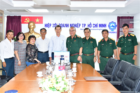 Bộ Tư lệnh Quân khu 7 thăm, tặng quà các đơn vị đồng hành trong phòng, chống dịch Covid-19