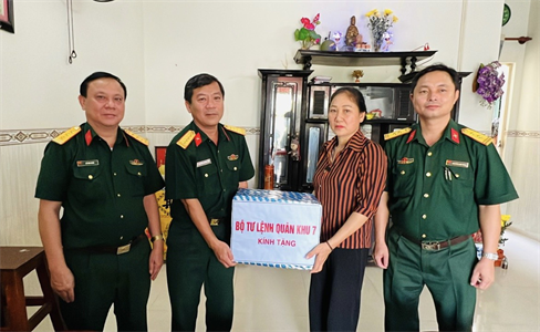 Bộ CHQS tỉnh BR-VT thăm, tặng quà gia đình Thiếu tá Nguyễn Thành Trí