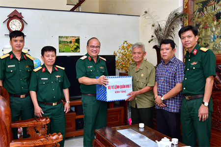 Bộ Tư lệnh Quân khu 7 thăm, tặng quà gia đình quân nhân từ trần do dịch Covid-19