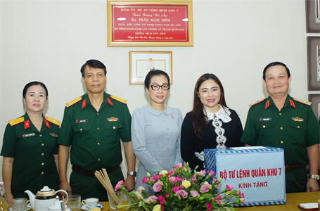 Bộ Tư lệnh Quân khu thăm, tặng quà các doanh nghiệp hỗ trợ Quân khu phòng, chống dịch Covid-19