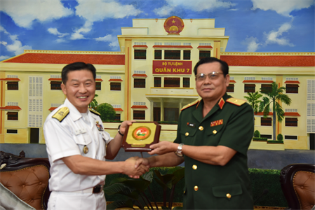 Hải quân Hàn Quốc thăm, chào xã giao Bộ Tư lệnh Quân khu