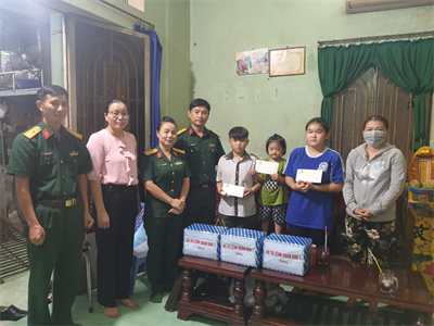 Bộ Tư lệnh Quân khu tặng quà trẻ mồ côi do đại dịch Covid-19