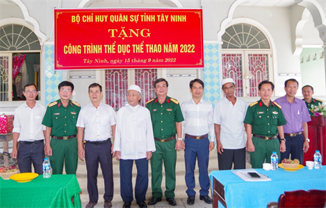 Bộ CHQS tỉnh Tây Ninh khánh thành công trình sinh hoạt văn hóa - TDTT tặng cơ sở tôn giáo