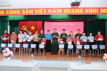 Bộ Tư lệnh Quân khu tặng quà trẻ em mồ côi do dịch bệnh