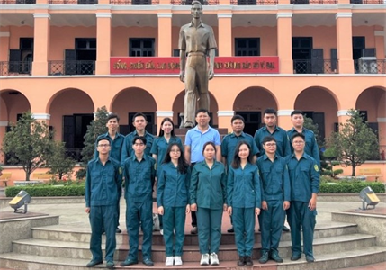 Chi bộ Quân sự phường Hòa Thạnh gắn sinh hoạt chuyên đề với hoạt động về nguồn