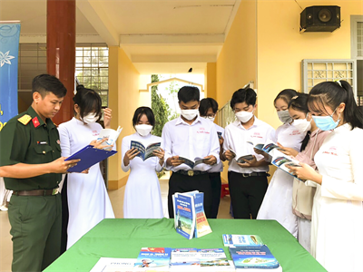 Ban CHQS huyện Châu Thành, tỉnh Long An tuyên truyền về biển đảo cho học sinh