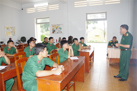 Kiểm tra công tác giáo dục chính trị, phổ biến giáo dục pháp luật tại Lữ đoàn 26