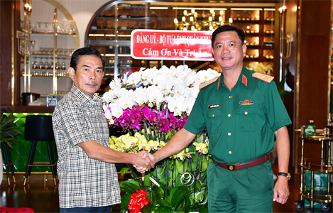 Bộ Tư lệnh Quân khu 7 thăm, tặng quà các doanh nghiệp hỗ trợ Quân khu phòng, chống dịch Covid-19