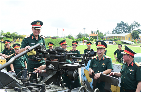Thiếu tướng Nguyễn Trường Thắng, Tư lệnh Quân khu thăm, kiểm tra Lữ đoàn 77