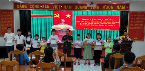 Ban CHQS Quận 1 tặng học bổng cho con cán bộ sĩ quan, quân nhân chuyên nghiệp