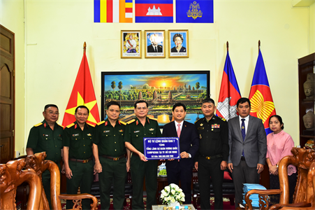 Quân khu 7 trao tặng kinh phí mua xe ô tô cho Tổng Lãnh sự quán Vương quốc Campuchia tại Thành phố Hồ Chí Minh