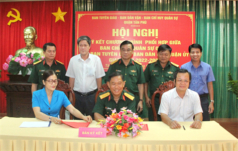 LLVT quận Tân Phú ký kết phối hợp Ban Tuyên giáo, Ban Dân vận Quận ủy