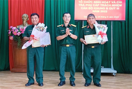 Ban CHQS Quận 8 trao quyết định giải ngạch, thăng quân hàm sĩ quan dự bị