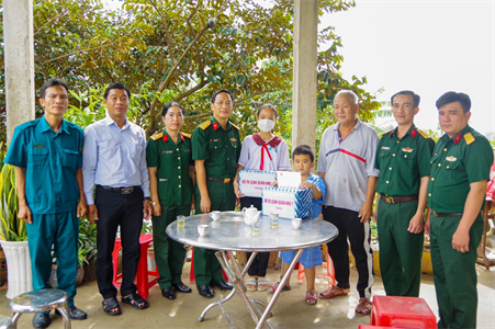 Bộ CHQS tỉnh Long An thăm, tặng quà trẻ em mồ côi do dịch Covid-19