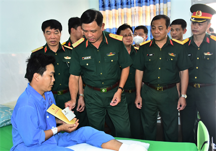 Tư lệnh Quân khu 7 thăm, tặng quà Thượng úy chuyên nghiệp Ngô Công Tấn bị thương khi làm nhiệm vụ
