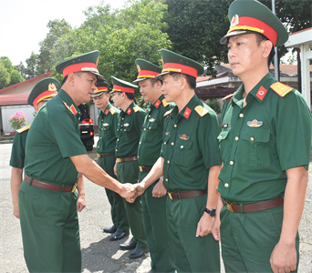 Tư lệnh Quân khu thăm, làm việc tại Bệnh viện Quân y 7B