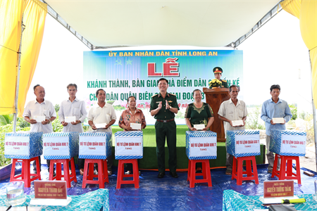 Tư lệnh Quân khu dự khánh thành nhà điểm dân cư liền kề chốt dân quân biên giới ở Long An