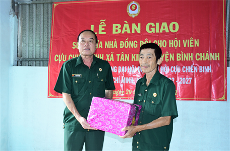 Hội Cựu chiến binh TPHCM bàn giao công trình sửa chữa nhà đồng đội