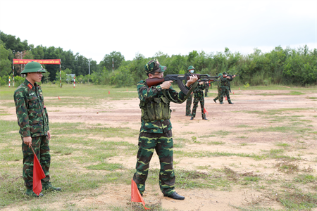 Cục Chính trị Quân khu 7 kiểm tra bắn đạn thật súng Tiểu liên AK
