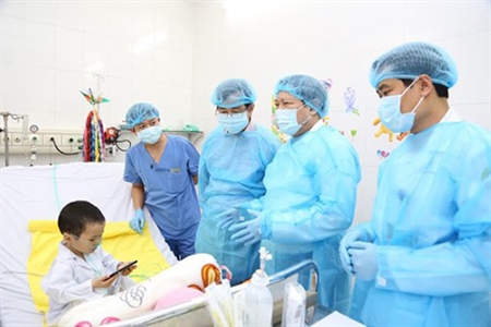 Đại tướng Ngô Xuân Lịch thăm và tặng quà bệnh nhân ghép phổi tại Học viện Quân y