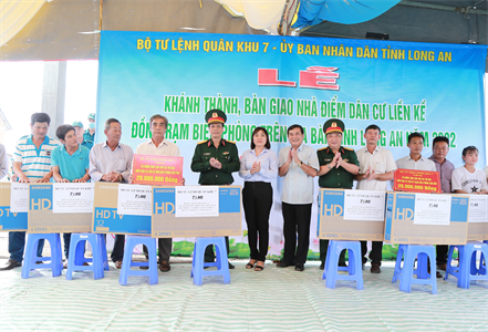 Bộ Tư lệnh Quân khu 7 phối hợp khánh thành nhà tại điểm dân cư liền kề đồn, trạm biên phòng