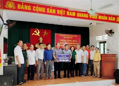 Huyện Củ Chi thăm, tặng quà Nhân dân huyện Kỳ Sơn bị lũ lụt