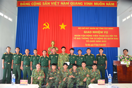Bộ CHQS tỉnh Tây Ninh gặp mặt, giao nhiệm vụ cho đoàn vận động viên tham gia Hội thi tổ đài thông tin cơ động năm 2022
