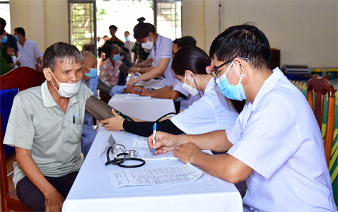 Bệnh viện Quân y 7B khám bệnh, phát thuốc, tặng quà người dân huyện Tân Phú