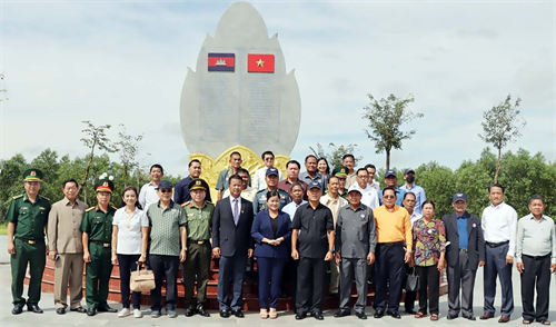 Thống tướng Sao Sokha, Phó tổng Tư lệnh Quân đội Hoàng gia Campuchia thăm tỉnh Bình Phước
