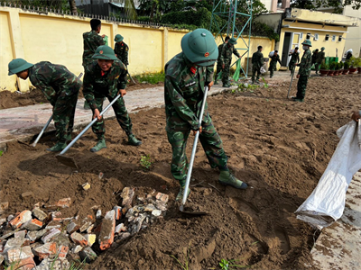 Trung đoàn 5 hỗ trợ trường học tổng vệ sinh môi trường
