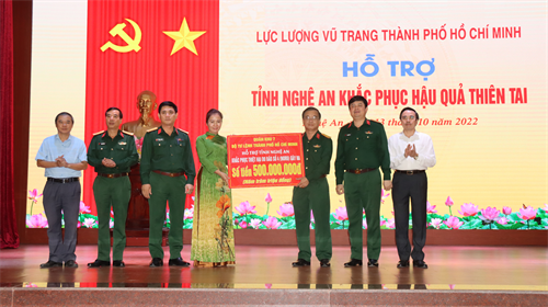 Bộ Tư lệnh TPHCM hỗ trợ người dân tỉnh Nghệ An khắc phục hậu quả mưa lũ