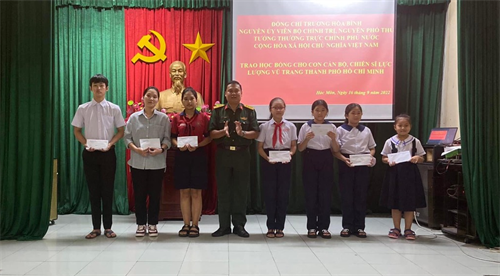 Ban Chỉ huy Quân sự huyện Hóc Môn trao học bổng cho con cán bộ, chiến sĩ